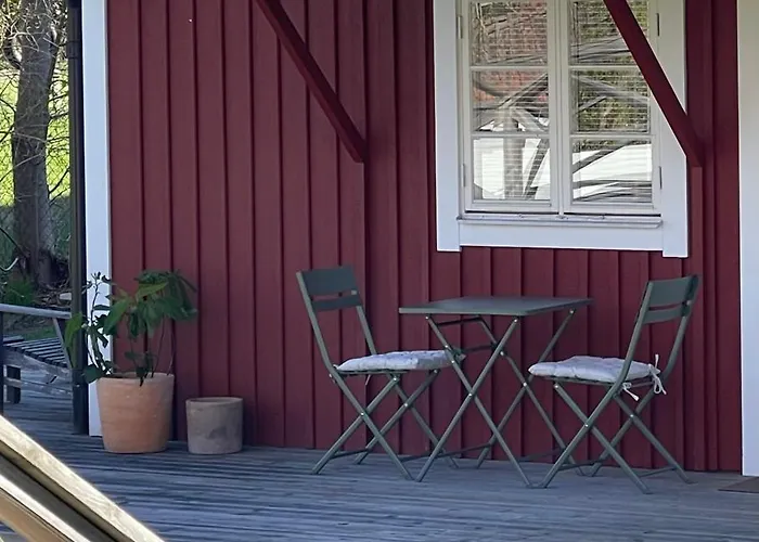 Mysig Stuga I Stavnaes By- Sommarhamn, Vaermdoe